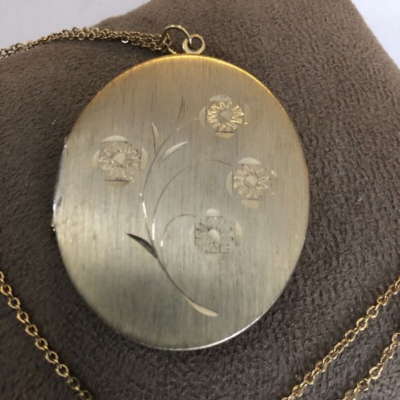 Vintage Flower Engraved Gold tone Hinged Oval Pic Locket Pendant 18" Necklace - Picture 2 of 9